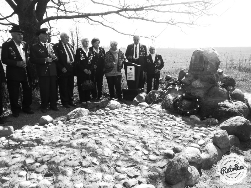 Митинг возле памятного знака