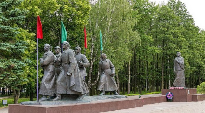 Знаете ли Вы,что в городе Жодино есть памятник женщине,которая потеряла пятерых сыновей на войне?